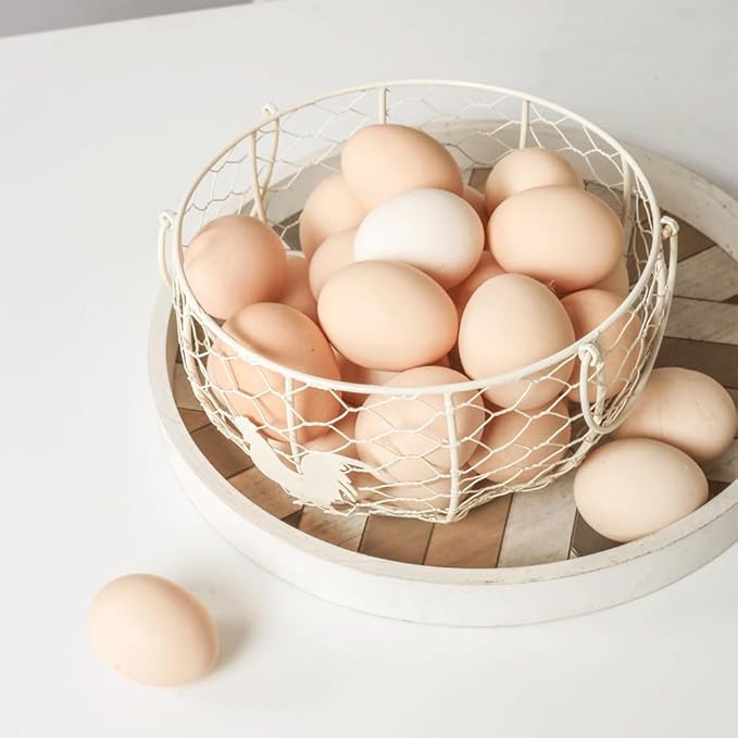 Farmhouse Fresh Eggs Collecting Basket With Handle，Vintage Style Metal Wire Eggs Holder Basket for Countertop Kitchen Storage Bin White