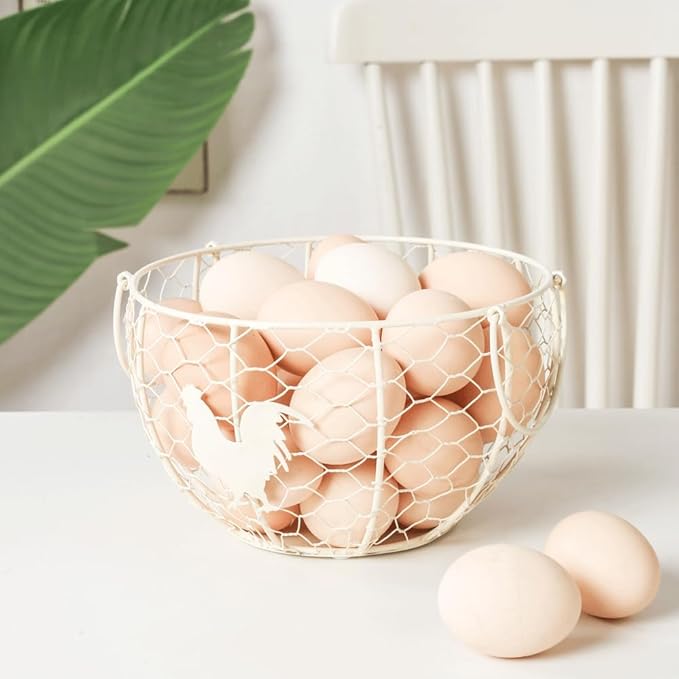 Farmhouse Fresh Eggs Collecting Basket With Handle，Vintage Style Metal Wire Eggs Holder Basket for Countertop Kitchen Storage Bin White
