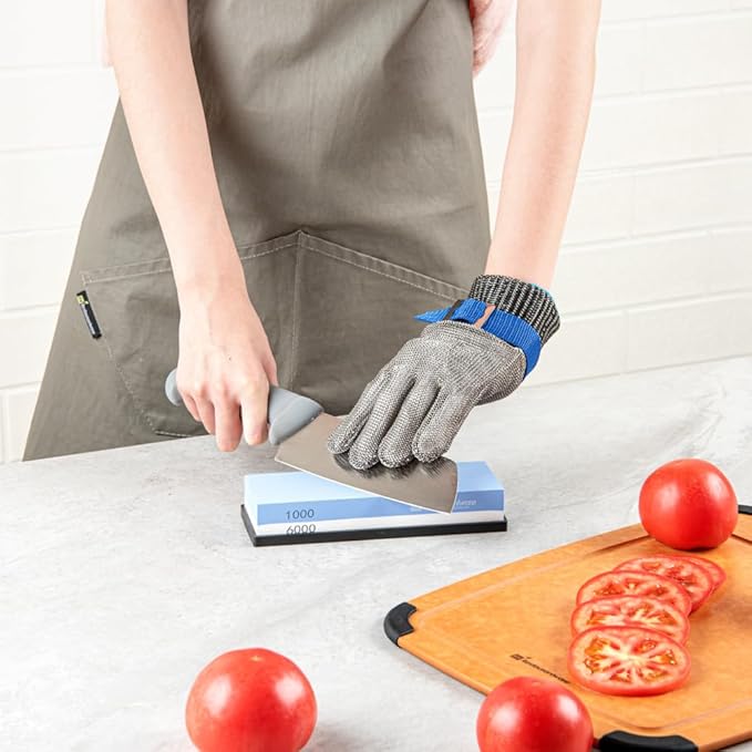 Restaurantware-Life Protector 9.3 x 3.9 Inch Kitchen Glove For Cutting, 1 306-Grade Steel Metal Glove - Level-9 Protection, Polyethylene Fabric, Stainless Steel Cutting Mitt, Durable, Dishwashable