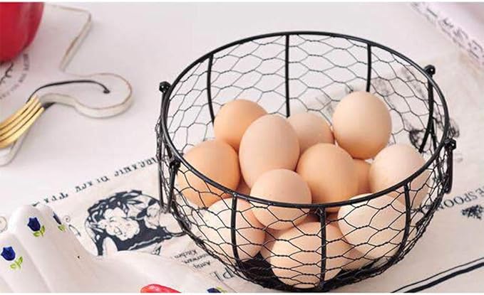 Round Chicken Wire Egg Basket, Farmhouse Metal Chicken Egg Collecting Basket with Handle Vintage Gathering Basket for Gathering Fresh Eggs Fruit Countertop Storage
