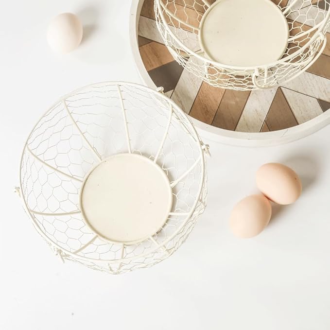 Farmhouse Fresh Eggs Collecting Basket With Handle，Vintage Style Metal Wire Eggs Holder Basket for Countertop Kitchen Storage Bin White
