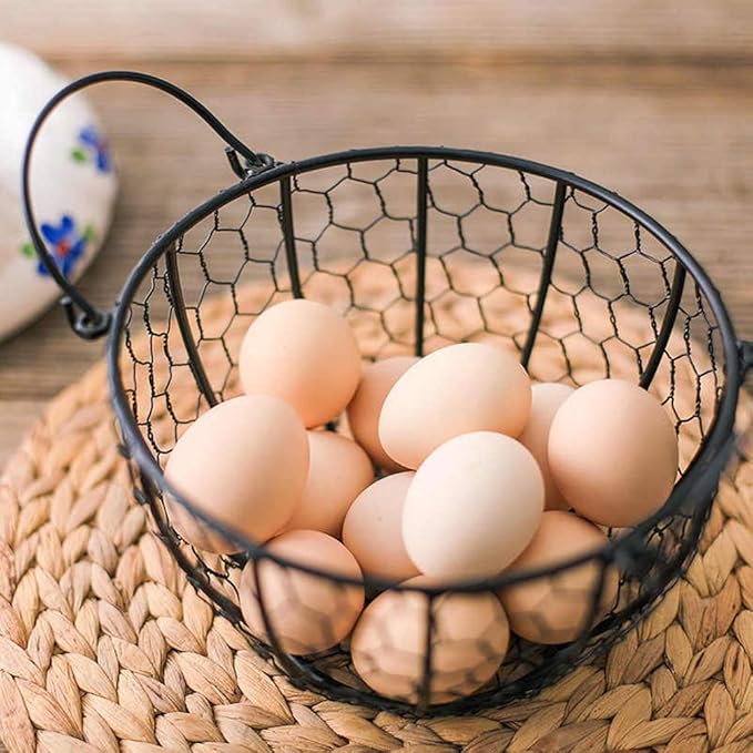 Round Chicken Wire Egg Basket, Farmhouse Metal Chicken Egg Collecting Basket with Handle Vintage Gathering Basket for Gathering Fresh Eggs Fruit Countertop Storage