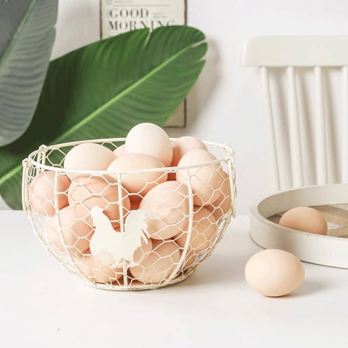 Farmhouse Fresh Eggs Collecting Basket With Handle，Vintage Style Metal Wire Eggs Holder Basket for Countertop Kitchen Storage Bin White