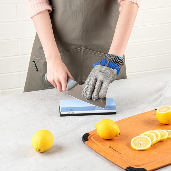 Restaurantware-Life Protector 8.9 x 3.9 Inch Kitchen Glove For Cutting, 1 306-Grade Steel Metal Glove - Level-9 Protection, Polyethylene Fabric, Stainless Steel Cutting Mitt, Durable, Dishwashable