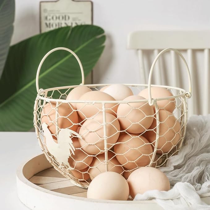 Farmhouse Fresh Eggs Collecting Basket With Handle，Vintage Style Metal Wire Eggs Holder Basket for Countertop Kitchen Storage Bin White
