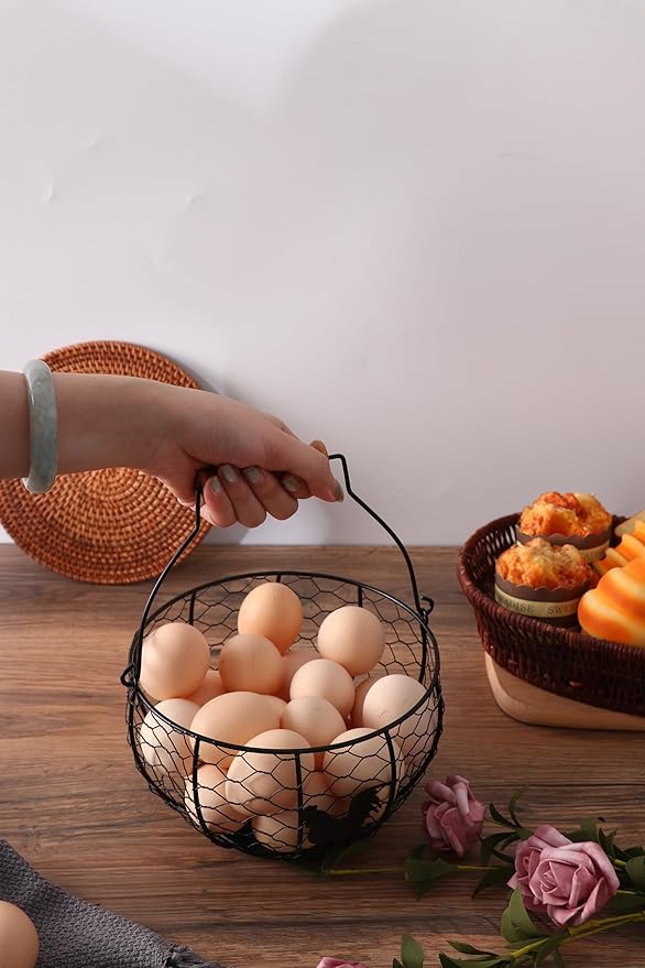 Fresh Eggs Collecting Basket With Handle，Vintage Style Metal Wire Eggs Holder Basket for Countertop Kitchen Storage Bin