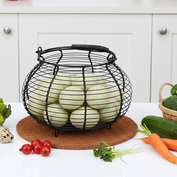 Farmhouse Wire Egg Baskets for Gathering Fresh Egg with Handle & Mat Round Metal Chicken Eggs Collecting Basket Small Metal Wire Basket Eggs Gathering Baskets Countertop Round Chicken Baskets