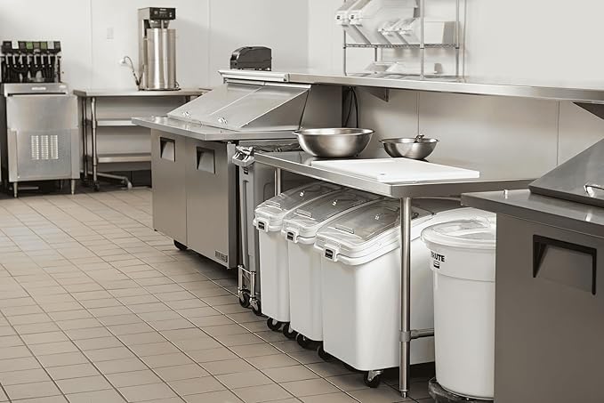 Rubbermaid Commercial Products ProSave Shelf-Storage Ingredient Bin With Scoop 400-Cup Capacity Plastic White Sliding Lid Container with Wheels for Kitchen/Restaurant/Food Organization