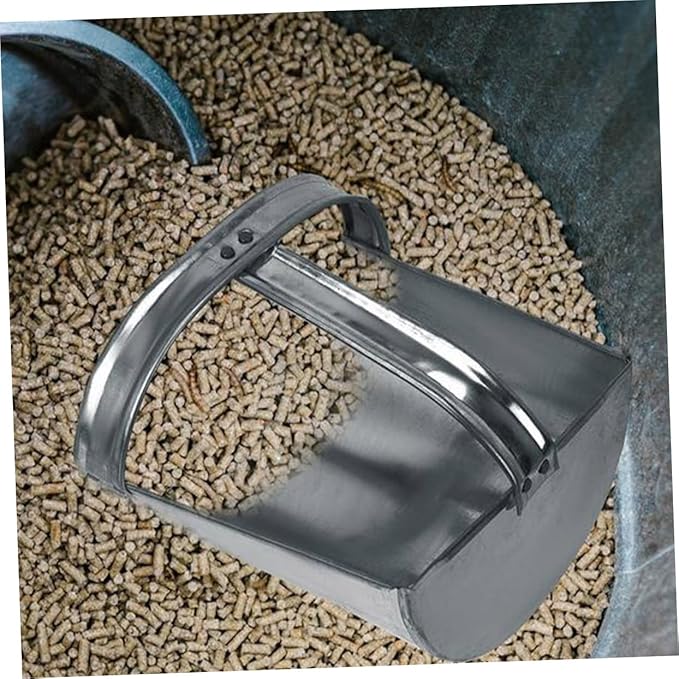 Sosoport Iron Feed Scoop for Livestock Farm Heavy-Duty Practical Shovel for Food Feeding 1-Piece Sturdy Feeding Tool Ergonomic Grip