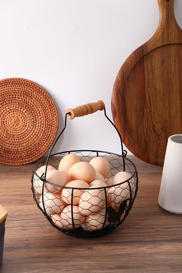 Fresh Eggs Collecting Basket With Handle，Vintage Style Metal Wire Eggs Holder Basket for Countertop Kitchen Storage Bin