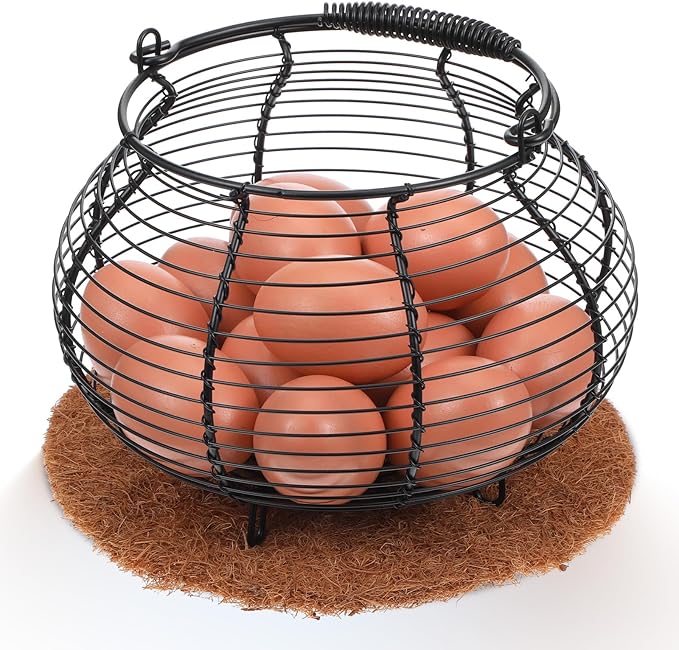 Farmhouse Wire Egg Baskets for Gathering Fresh Egg with Handle & Mat Round Metal Chicken Eggs Collecting Basket Small Metal Wire Basket Eggs Gathering Baskets Countertop Round Chicken Baskets