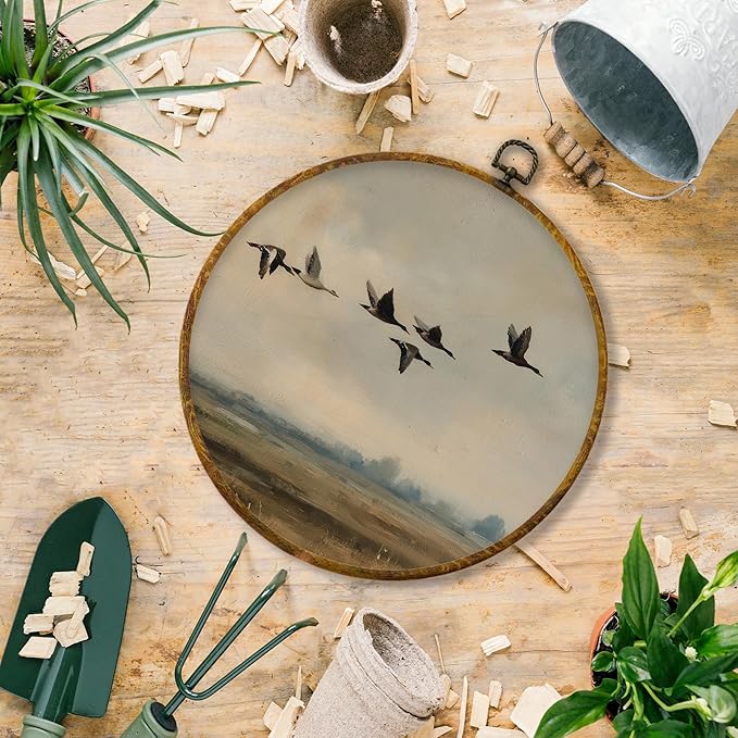 Hiuwevt Flying Duck Round Wall Art Decor, Vintage Farmhouse Waterfowl Framed Canvas Prints, Rustic Mallard Duck Round Wall Hanging Decor for Country Farm Home Room Decorations, 10x10 Inches