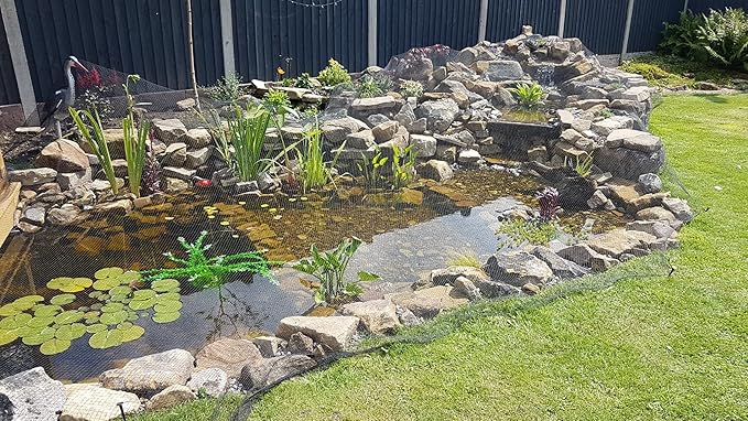 Hozelock - Pond Protection Net 2 x 3 m : Ideal for Protecting the Pond from Leaves, Large Debris and Predators: Supplied with 4 Stakes [1730 0000]